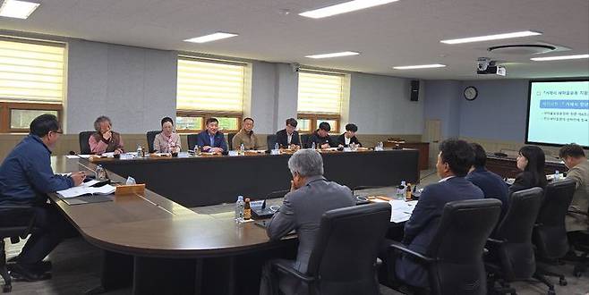 [거제=뉴시스] 신정철 기자= 거제시의회 안석봉 의원은 지난 17일, 시의회 2층 회의실에서 거제시 새마을회 산하 7개 조직의 회장단과 임원을 비롯해 거제시 행정과 관계자, 시의회 전문위원 등이 참석한 가운데 '거제시 새마을운동 지원 조례' 개정을 위한 간담회를 열고, 새롭게 구성된 청년 및 신입 조직에 대한 제도적 지원 방안을 논의했다.(사진=거제시의회 제공).2025.04.18. photo@newsis.com *재판매 및 DB 금지