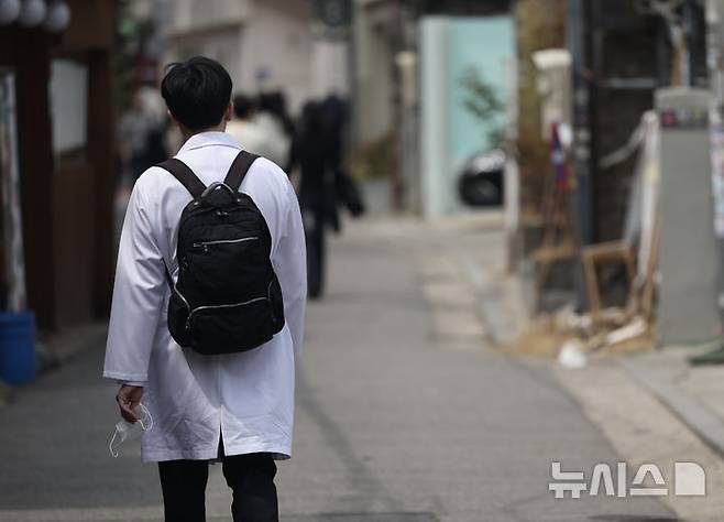 [서울=뉴시스] 김명년 기자 = 17일 정부가 내년도 의과대학 모집인원을 증원 이전 수준인 3058명으로 확정했다. 이는 정부가 지난달 말까지 의대생들이 전원 복귀할 경우, 내년 의대 모집인원을 증원 전으로 되돌리겠다고 밝힌 데 따른 후속 조치다. 이날 오후 서울시내 한 의과대학 인근에서 의대생이 이동하고 있다. 2025.04.17. kmn@newsis.com