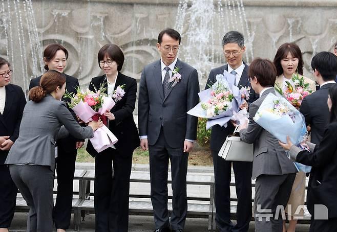 [서울=뉴시스] 김명년 기자 = 문형배 헌법재판소장 권한대행과 이미선 헌법재판관이 18일 오전 서울 종로구 헌법재판소에서 열린 퇴임식 후 기념촬영에서 꽃다발을 전달받고 있다. 2025.04.18. kmn@newsis.com
