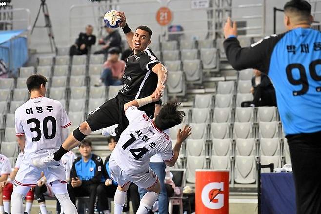 [서울=뉴시스] 핸드볼 SK호크스의 주앙 푸르타도. (사진=한국핸드볼연맹 제공) *재판매 및 DB 금지