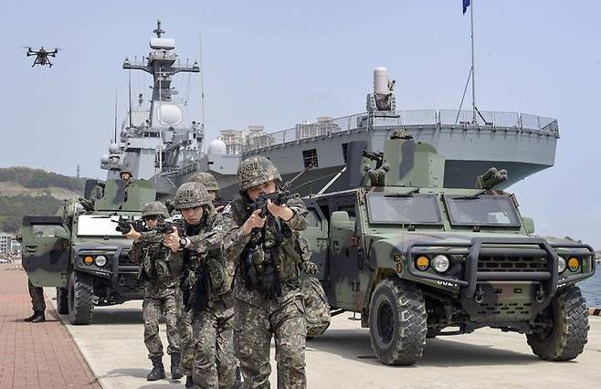 [부산=뉴시스] 하경민 기자 = 해군작전사령부 장병들이 18일 부산 남구 부산작전기지에서 부대방호태세 확립을 위한 기지전투배치훈련을 하고 있다.  이날 훈련에는 장병과 군무원 1000여 명이 참가했으며, 긴급상황에 대비한 개인 임무 숙달 등 실전적인 훈련으로 부대 전투력을 강화했다. (사진=해군작전사 제공) 2025.04.18. photo@newsis.com *재판매 및 DB 금지