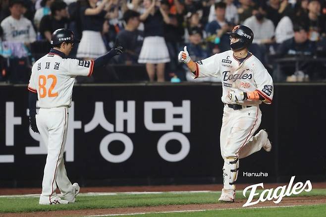 [서울=뉴시스] 프로야구 한화 이글스 채은성이 18일 대전 한화생명볼파크에서 열린 2025 신한 쏠뱅크 KBO리그 NC 다이노스와의 경기 7회 홈런을 치고 베이스를 돌고 있다. (사진=한화 이글스 제공) 2025.04.18. *재판매 및 DB 금지
