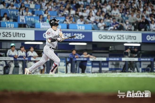 [서울=뉴시스] 프로야구 롯데 자이언츠 나승엽이 18일 대구 삼성라이온즈파크에서 열린 2025 신한 쏠뱅크 KBO리그 삼성 라이온즈와의 경기 4회초 2점 홈런을 날리고 있다. (사진=롯데 자이언츠 제공) 2025.04.18.