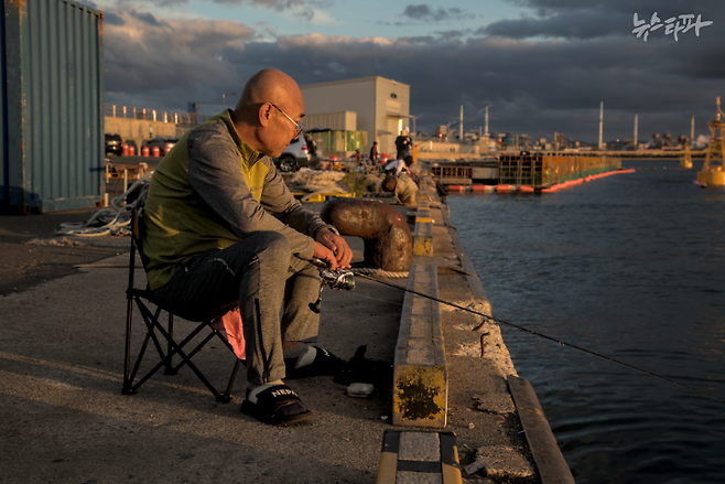 ▲남극크릴 미끼를 이용 중인 낚시꾼을 지난해 10월 1일 경북 포항시 포스코 앞 바닷가에서 만났다. (사진: 트리스틴 테일러)&nbsp;