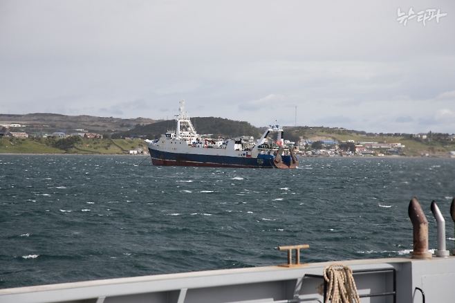 ▲취재팀은 지난해 11월, 남극해 조업선이 출발하는 항구가 위치한 칠레 푼타아레나스를 방문했다. 현지에서 마주친 칠레 크릴 조업선 ‘안타르티카 엔데버’호. (사진: 나탈리 버트럼스)