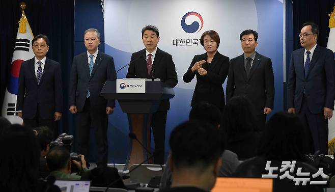 이주호 부총리 겸 교육부 장관이 17일 서울 종로구 정부서울청사에서 2026학년도 의대 모집인원 조정 방향 관련 브리핑을 하고 있다. 박종민 기자