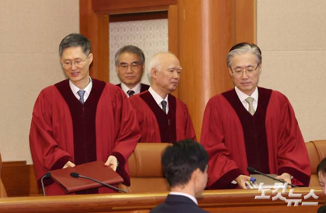 문형배 헌법재판소장 권한대행을 비롯한 헌법재판관들이 10일 서울 종로구 헌법재판소에서 열린 박성재 법무부 장관 탄핵 심판 선고가 열린 대심판정에 입장하고 있다. 류영주 기자