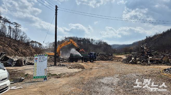 18일 임시주택 건설을 위한 철거 작업이 진행 중인 안동시 임하면 신덕1리 마을. 정진원 기자