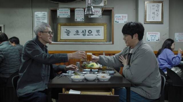 마츠시케 유타카(왼쪽)와 한국 가수 성시경(오른쪽)이 숯불돼지갈비 맛집을 방문한 모습. 한국관광공사