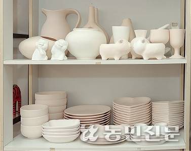 강원 횡성 장송모 도자연구원 체험실에선 초벌구이 한 도자기에 그림을 그려볼 수 있다.