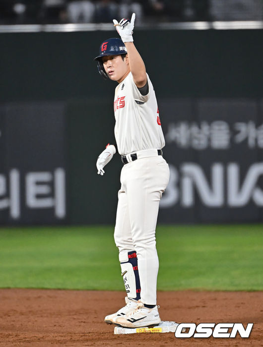 [OSEN=부산, 이석우 기자] 17일 부산 사직야구장에서 2025 신한 SOL 뱅크 KBO 리그 롯데 자이언츠와 키움 히어로즈의 경기가 열렸다. 홈팀 롯데는 박세웅, 방문팀 키움은 김윤하가 선발 출전했다.롯데 자이언츠 나승엽이 2회말 우익수 오른쪽 2루타를 치고 세리머니를 하고 있다. 2025.04.17 / foto0307@osen.co.kr