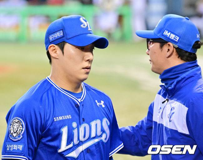 [OSEN=잠실, 민경훈 기자] 17일 서울 잠실야구장에서 2025 신한 SOL Bank KBO리그 LG 트윈스와 삼성 라이온즈의 경기가 열렸다.이날 LG는 송승기, 삼성은 원태인을 선발로 내세웠다.1회말을 마친 삼성 선발 원태인이 덕아웃으로 향하고 있다. 2025.04.17 / rumi@osen.co.kr