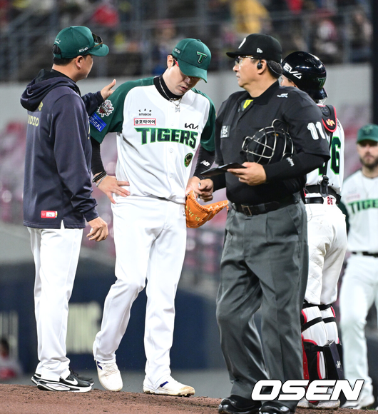 [OSEN=광주, 최규한 기자] 17일 오후 광주-기아 챔피언스필드에서 ‘2025 신한 SOL Bank KBO리그’ KIA 타이거즈와 KT 위즈의 경기가 열렸다.홈팀 KIA는 양현종, 방문팀 KT는 윌리엄 쿠에바스를 선발투수로 내세웠다.6회초 1사 2루 상황 KIA 선발 양현종이 마운드를 내려가며 아쉬워하고 있다. 2025.04.17 / dreamer@osen.co.kr