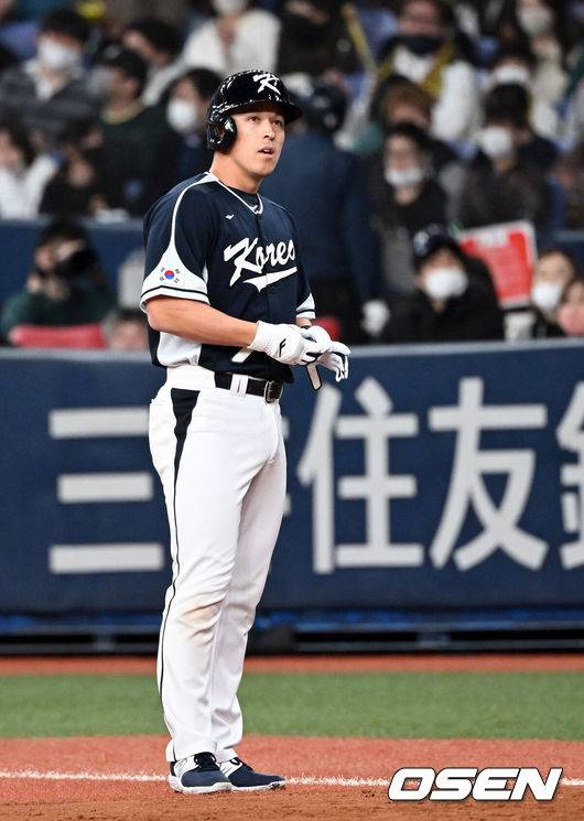 [OSEN=오사카, 손용호 기자] 7일 오사카 교세라돔에서 2023 WBC(월드베이스볼클래식) 에 참가한 한국 야구대표팀이 한신 타이거즈와 연습경기를 가졌다. 한국 3회초 2사 1루 에드먼이 내야땅볼로 물러나고 아쉬워하고 있다.2023.03.07/spjj@osen.co.kr