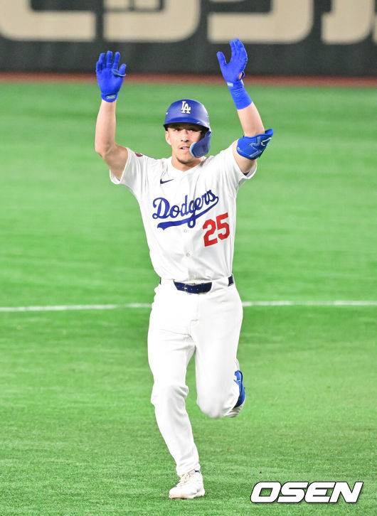 [OSEN=도쿄(일본), 박준형 기자] 19일 오후 일본 도쿄돔에서 MLB 월드투어 도쿄 개막시리즈 2차전 시카고 컵스와 LA 다저스의 경기가 진행됐다이날 선발투수로 시카고컵스는 저스틴 스틸을, LA다저스는 사사키를 내세웠다. 3회초 2사 LA 다저스 에드먼이 솔로홈런을 날리고 세리머니를 하고 있다.  2025.03.19 / soul1014@osen.co.kr