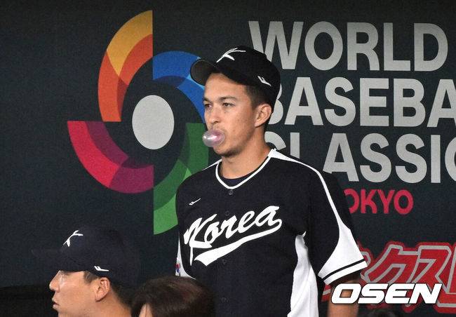 [OSEN=도쿄(일본), 손용호 기자] 이강철 감독이 이끄는 대한민국 대표팀이 13일 오후 일본 도쿄돔에서 2023 월드베이스볼클래식(WBC) B조 1라운드 4차전 중국과의 경기를 가졌다.3회초 한국 토미 에드먼이 더그아웃에서 경기를 바라보고 있다. 2023.03.13 /spjj@osen.co.kr