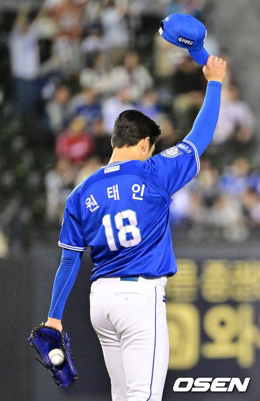 [OSEN=잠실, 민경훈 기자] 17일 서울 잠실야구장에서 2025 신한 SOL Bank KBO리그 LG 트윈스와 삼성 라이온즈의 경기가 열렸다.이날 LG는 송승기, 삼성은 원태인을 선발로 내세웠다.4회말 무사 주자 1루 LG 박동원의 좌익수 플라이 타구 때 삼성 선발 원태인이 좌익수 구자욱에게 인사를 하고 있다. 2025.04.17 / rumi@osen.co.kr