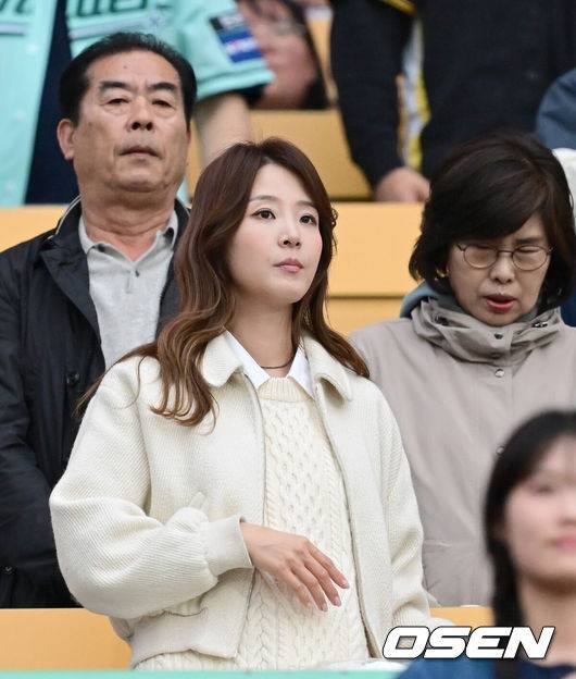 [OSEN=인천, 김성락 기자] 17일 오후 SSG 랜더스 필드에서 ‘2025 신한 SOL BANK KBO리그’ SSG 랜더스와 한화 이글스의 경기가 열렸다.이날 SSG는 미치 화이트를, 한화는 류현진을 선발투수로 내세웠다. 류현진의 아내 배지현 아나운서가 시부모님과 함께 경기장을 방문했다. 2025.04.17 / ksl0919@osen.co.kr