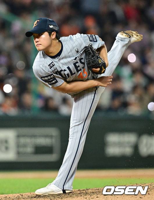 [OSEN=인천, 김성락 기자] 17일 오후 SSG 랜더스 필드에서 ‘2025 신한 SOL BANK KBO리그’ SSG 랜더스와 한화 이글스의 경기가 열렸다.이날 SSG는 미치 화이트를, 한화는 류현진을 선발투수로 내세웠다. 8회말 한화 정우주가 마운드에 올라 힘차게 공을 뿌리고 있다. 2025.04.17 / ksl0919@osen.co.kr