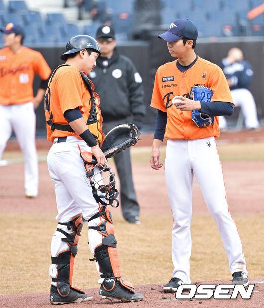 [OSEN=대전, 박준형 기자]  6일 오후 대전 한화생명 볼파크에서 한화 자체 청백전 경기가 진행됐다.한화이글스와 한화퓨처스로 팀을 나눴다.황준서와 장규현 포수가 이야기를 나누고 있다  2025.03.06 / soul1014@osen.co.kr