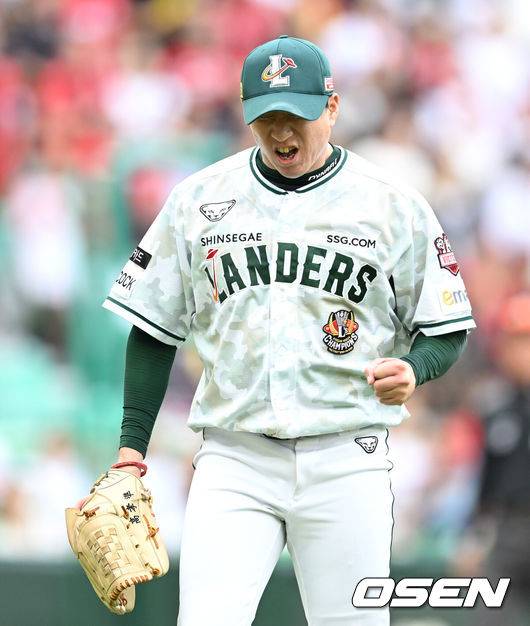 [OSEN=인천, 이대선 기자] 3일 오후 인천 SSG랜더필드에서 2023 신한은행 SOL KBO리그 SSG 랜더스와 KIA 타이거즈의 경기가 열렸다.7회초 2사 1,3루에서 KIA 최형우를 땅볼로 처리한 SSG 고효준이 환호하고 있다. 2023.09.03 /