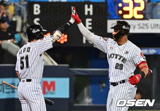 [OSEN=대구, 이석우 기자] 18일 대구삼성라이온즈파크에서 2025 신한 SOL 뱅크 KBO 리그 삼성 라이온즈와 롯데 자이언츠의 경기가 열렸다. 홈팀 삼성은 이승현이, 방문팀 롯데는 데이비슨이 선발 출전했다. 롯데 자이언츠 레이예스가 5회초 2사 2루 좌월 2점 홈런을 치고 나승엽의 축하를 받고 있다. 2025.04.18 / foto0307@osen.co.kr