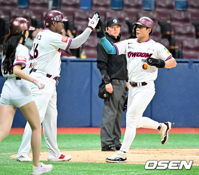[OSEN=고척, 민경훈 기자] 18일 오후 서울 고척스카이돔에서 ‘2025 신한 SOL BANK KBO리그’ 키움 히어로즈와 KT 위즈의 경기가 진행됐다.이날 키움은 전준표를, KT는 헤이수스를 선발투수로 내세웠다. 1회말 2사 주자 1,3루 키움 임지열의 중견수 왼쪽 선취 1타점 적시타때 홈을 밟은 푸이그와 송성문이 하이파이브를 하고 있다. 2025.04.18 / rumi@osen.co.kr