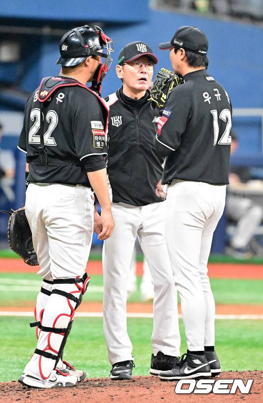 [OSEN=고척, 민경훈 기자] 18일 오후 서울 고척스카이돔에서 ‘2025 신한 SOL BANK KBO리그’ 키움 히어로즈와 KT 위즈의 경기가 진행됐다.이 경기에서 키움은 푸이그의 9회 끝내기 안타에 힘입어 4-3으로 승리하며 4연패에서 탈출했다.9회말 2사 주자 2루 키움 푸이그 타석에서 KT 이강철 감독이 마운드에 올라 우규민과 얘기를 나누고 있다. 2025.04.18 / rumi@osen.co.kr