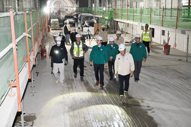 ▲신안산선 복선전철 안산구간 특별 안전점검 모습 ⓒ안산시