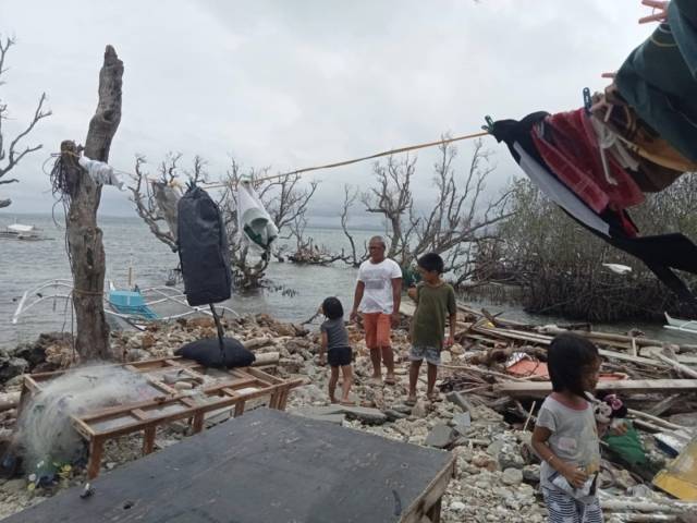 ▲트릭시 씨 집 마당에 부서진 집과 어망, 가재도구들이 널브러져 있다. ⓒ그린피스