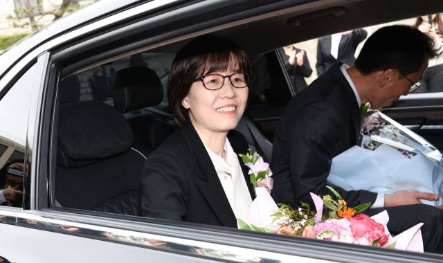 ▲이미선 헌법재판관이 18일 서울 종로구 헌법재판소에서 열린 퇴임식을 마친 뒤 환송을 받으며 헌재를 나서고 있다. ⓒ연합뉴스