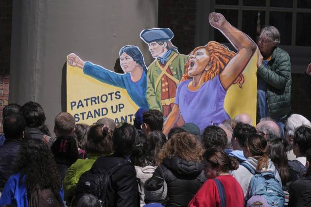 ▲17일(현지시간) 미국 매사추세츠주 케임브리지의 하버드대에서 학생과 교수들이 도널드 트럼프 정부의 대학 교육 자율성 침해에 항의하는 시위를 벌였다. ⓒAP=연합뉴스