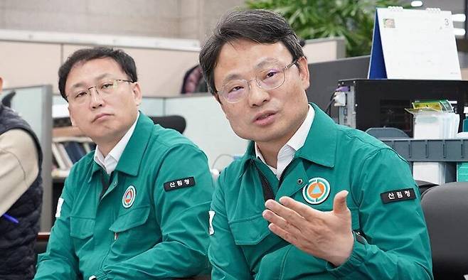 박은식 산림청 산림산업정책국장(오른쪽)이 18일 정부대전청사 기자실에서 기지간담회를 열고 영남권 산불 피해 조사 결과를 발표하고 있다. 산림청 제공