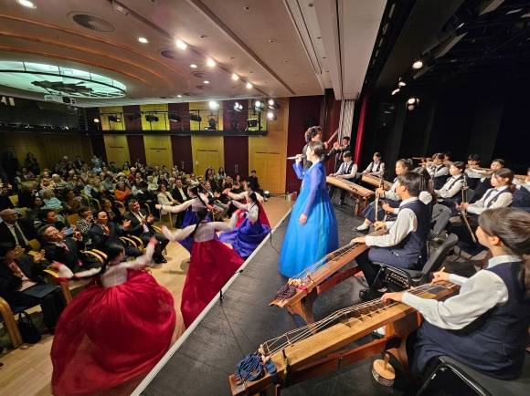 지난해 10월 서울 강남구 친선도시 헝가리 부다페스트 제5구 아라니티즈 문화회관에서 국립국악고 소리누리예술단의 공연이 진행되고 있는 모습. 강남구 제공