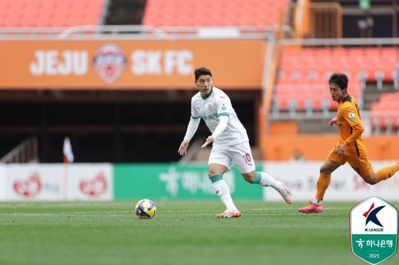 주민규(왼쪽). 한국프로축구연맹