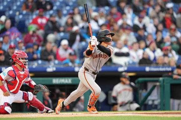 샌프란시스코 자이언츠 이정후가 18일(한국시간) 미국 펜실베이니아주 필라델피아의 시티즌스 뱅크 파크에서 열린 2025 미국 메이저리그(MLB) 정규시즌 필라델피아 필리스와의 원정 경기에서 타격하고 있다. 로이터 연합뉴스