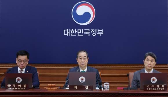 한덕수 권한대행, 국무회의 주재 - 한덕수(가운데) 대통령 권한대행 국무총리가 18일 정부서울청사에서 열린 국무회의에서 발언하고 있다. 왼쪽부터 최상목 부총리 겸 기획재정부 장관, 한 대행, 이주호 부총리 겸 교육부 장관. 2025. 4. 18. 연합뉴스