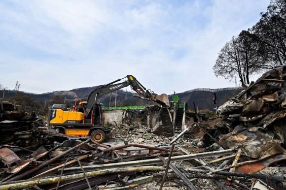 경북 영덕군 산불 피해 주택이 철거되는 모습. 영덕군 제공