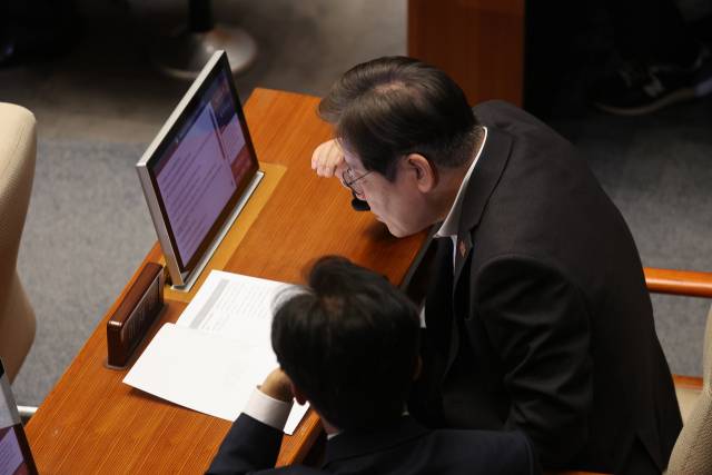 이재명 전 더불어민주당 대표가 17일 국회 본회의에서 자료를 살펴보고 있다. 연합뉴스