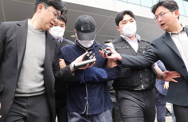 부모와 처자식 등 일가족 5명을 살해해 살인 및 존속살인 혐의로 구속영장이 청구된 50대 가장 A씨가 17일 구속 전 피의자 심문(영장실질심사)에 출석하기 위해 경기도 용인동부경찰서 유치장에서 나오고 있다. ⓒ 연합뉴스