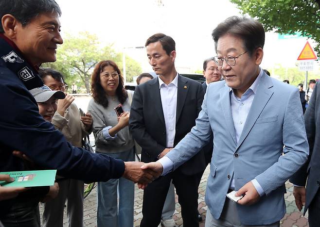 이재명 더불어민주당 전 대표가 18일 대구 북구 사회혁신커뮤니티연구소 협동조합 소이랩에서 열린 K-콘텐츠 기업 간담회에 참석하기 전 지지자들과 인사하고 있다. ⓒ연합뉴스