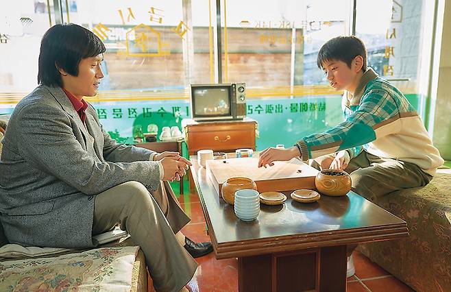 영화⟪승부⟫의 한 장면. 조훈현 국수(이병헌)와 어린 이창호(김강훈)가 대국을 펼치고 있다. ⓒ바이포엠스튜디오