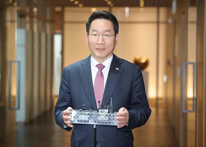 오세훈 서울시장과 회동을 마친 유정복 인천시장이 16일 서울시청 시장실을 나와 취재진 질문에 답하고 있다. ⓒ연합뉴스