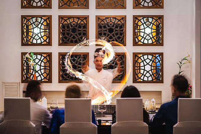 즉석 데판야끼를 선보이는 삼사라. 사진제공|팜투어