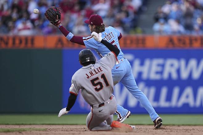 슬라이딩하는 이정후.  필라델피아 | AP연합뉴스