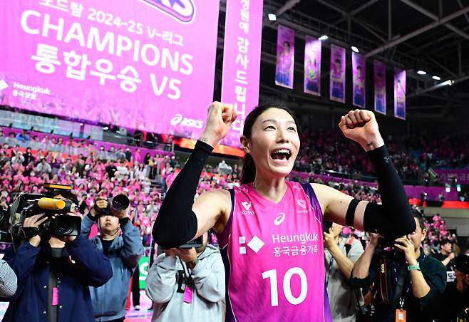 김연경이 지난 8일 인천 삼산월드체육관에서 열린 정관장과 챔피언결정 5차전에서 승리 해  우승한 뒤 기뻐하고 있다. KOVO 제공