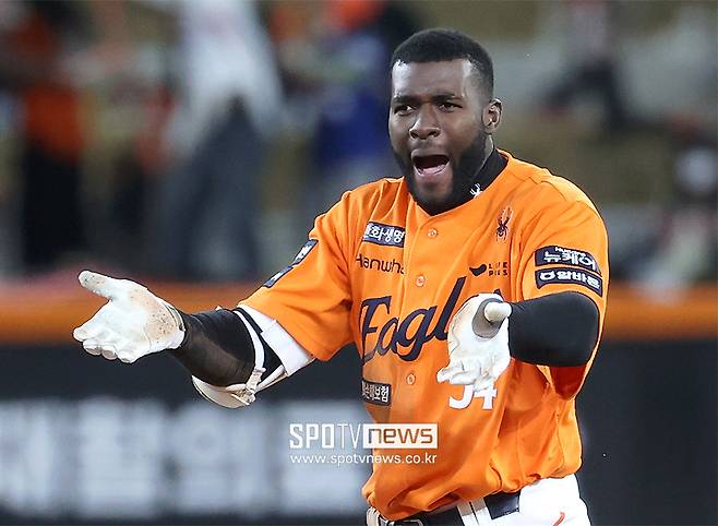 ▲ 플로리얼은 최근 타격은 물론 수비와 주루에서도 모두 한결 나은 움직임을 보이며 한화를 안도케 하고 있다 ⓒ곽혜미 기자