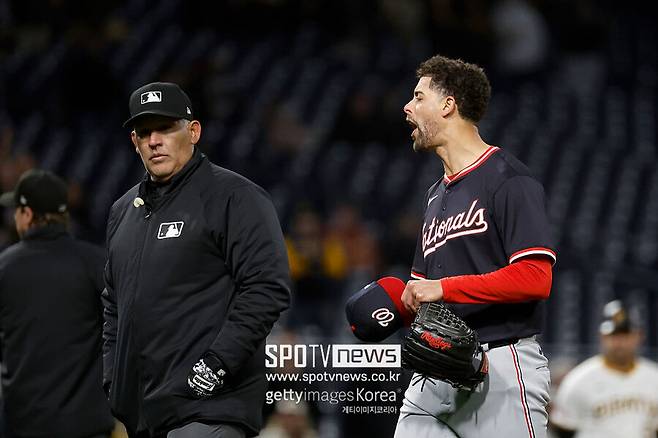 ▲ 주심에게 불만을 이야기하는 호르헤 로페즈.