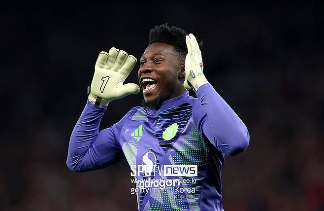 ▲ 맨유가 갑자기 흔들렸다. 기회를 틈타 리옹이 순식간에 동점을 만들었다. 후반 32분 측면 크로스에 이은 세컨드볼을 니콜라스 탈리아피코가 마무리해 2-2를 만들었다. 오나나 골키퍼가 마지막까지 손을 뻗어 걷어냈으나 골라인을 넘은 후였다.