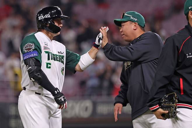 ▲ 17일 경기 후 하이파이브를 나누는 이범호 감독과 나성범 ⓒKIA타이거즈